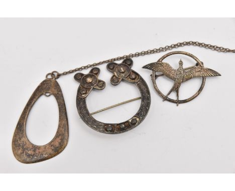 THREE PIECES OF JEWELLERY, to include a Scottish brooch, fitted with a brooch pin and safety clasp, hallmarked Edinburgh, sta
