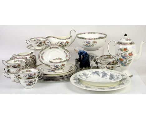 Wedgwood Kutani Crane part service comprising coffee pot, 5 dinner plates, 8 soup bowls, 8 bowls, gravy boat and saucer, crea