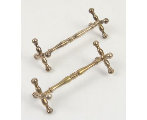 Pair of Edwardian silver knife rests with four spoke ball ends by William Hutton and Sons Ltd, London 1903           