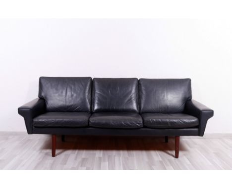 3-Sitzer Sofa, wohl Skipper Møbler, Dänemark, 1960er Jahre Teak/schwarzes Leder, auf 4 Spitzbeinen, flache Zarge, rechteckige