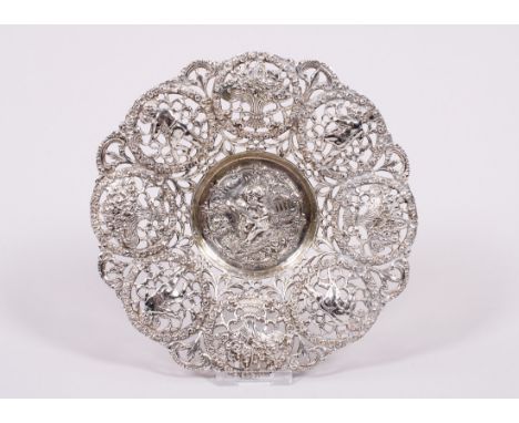 Historismus-Schälchen, 800er Silber, deutsch, um 1900 runde Form, durchbrochen gearbeitete Fahne mit blütenförmigen Rand, im 