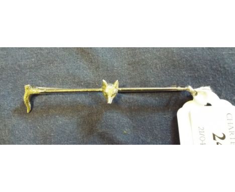 A silver bar brooch, in the form of a hunting crop, applied a fox mask, approx. 0.2 ozt