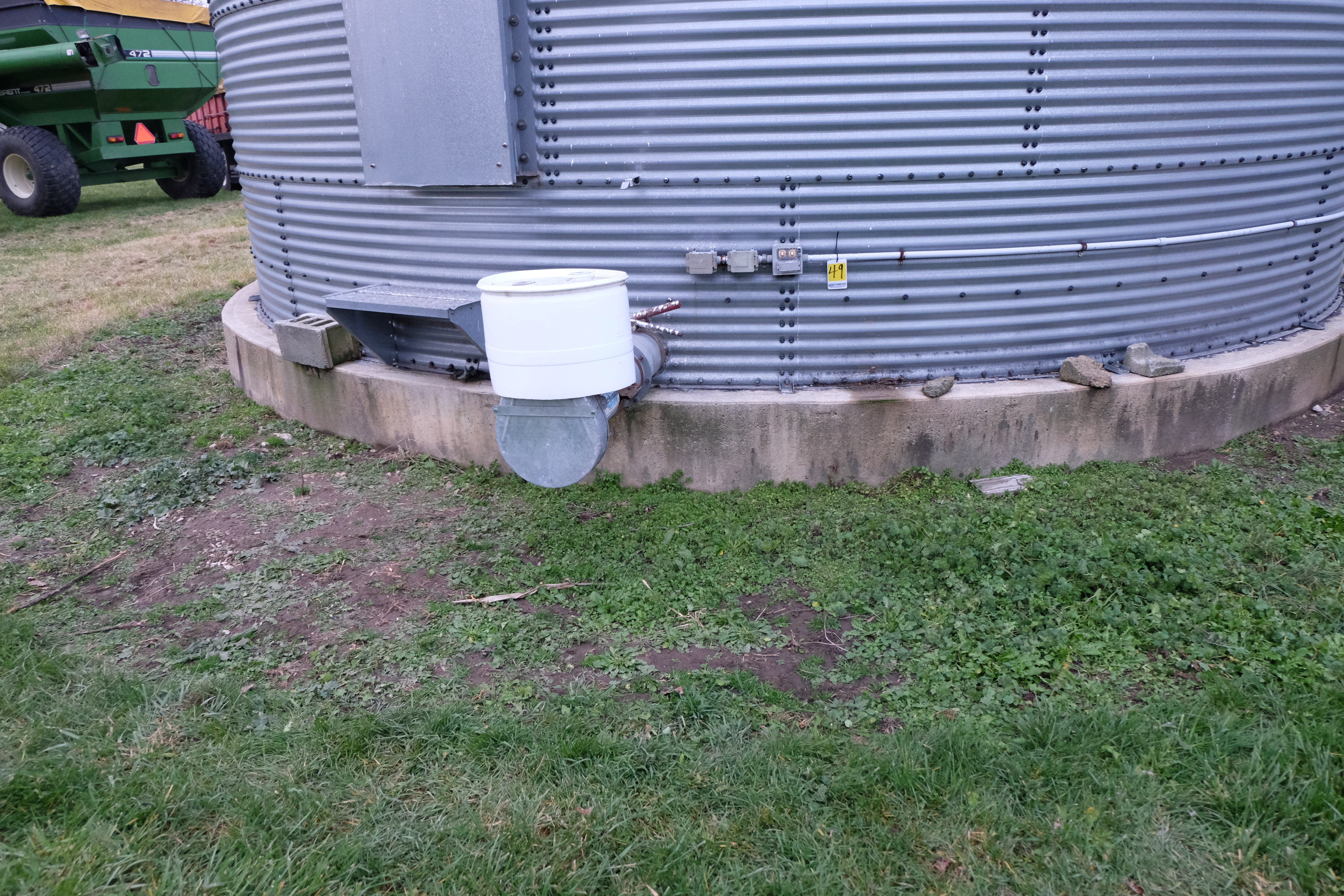 { Choice of lots 49 } Brock 6,000 bu grain bin, full floor, unload