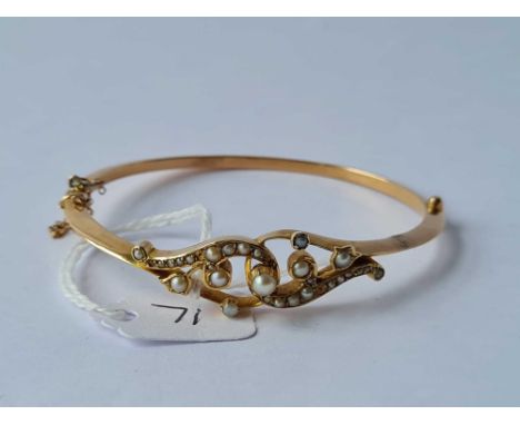 An attractive Victorian 9ct bangle set with seed pearls 9.2g inc