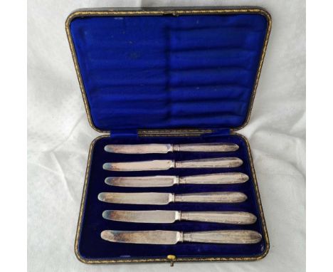 A boxed set of six silver handled tea knives with reeded edges 