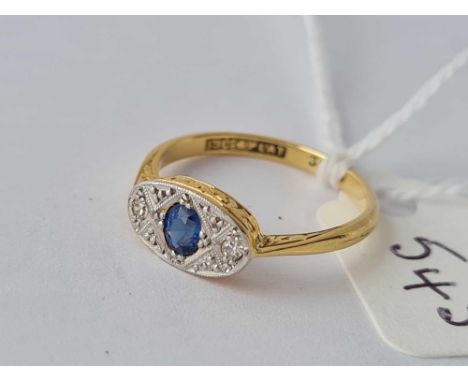 ANTIQUE EDWARDIAN BOAT SHAPED SAPPHIRE &amp; DIAMOND SET RING WITH SCROLL DECORATION TO THE SIDE IN 18CT &amp; PLAT (MARKED I