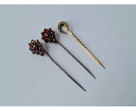 Pair 19thc silver gilt garnet stick pins also Edwardian 15ct Chester 1915 horseshoe pin