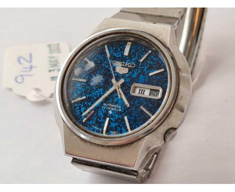 A Seiko blue faced automatic gents wrist watch with seconds sweep and date aperture W/O