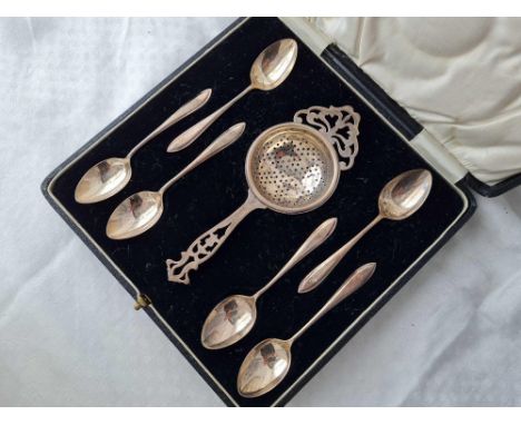 A boxed set of six teaspoons together with a tea strainer - Birmingham 1924 by S Ltd - 102 g.