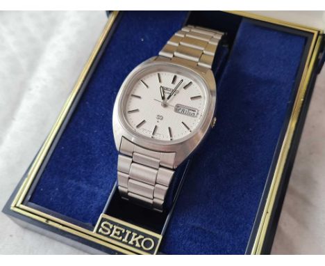 A boxed Seiko quartz gents wrist watch with seconds sweep and date aperture W/O 