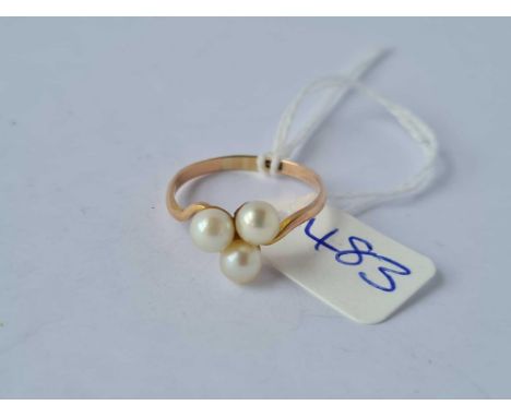 A three stone pearl ring 9ct size r - 1.8 gms 