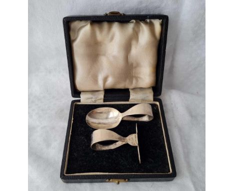 A boxed plain spoon and pusher - Sheffield 1946 by M&amp;W
