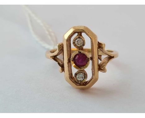 A oblong red and diamond ring 9ct size M - 3.7 gms 