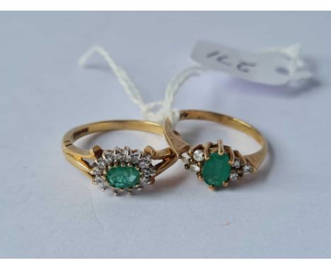 Two vintage 9ct emerald and diamond cluster rings 4g inc