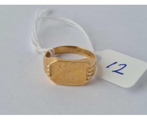 A plain signet ring 9ct size M - 3.4 gms 