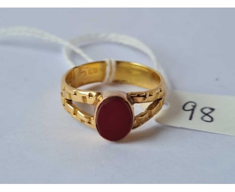 A CORNELIAN SIGNET RING 18CT GOLD SIZE S - 4.8 GMS 