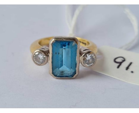 A GOOD DIAMOND AND AQUAMARINE RING 18CT GOLD SIZE I - 6.8 GMS 