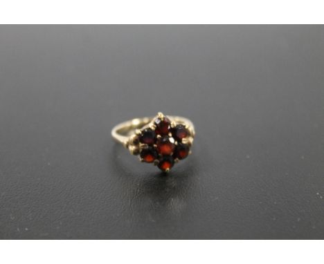 A HALLMARKED 9CT GOLD CLUSTER RING approx weight 3.6g