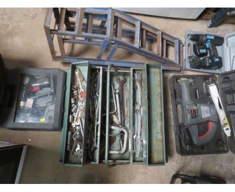 A CANTILEVER TOOL BOX AND CONTENTS TOGETHER WITH THREE BOXED POWER / CORDLESS TOOLS AND CAR RAMPS