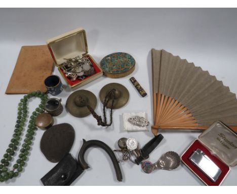 A BOX OF COLLECTABLES TO INCLUDE AN ANTIQUE JAPANESE FAN WITH WOOD BLOCK PRINT DECORATION, A SNUFF BOX ETC