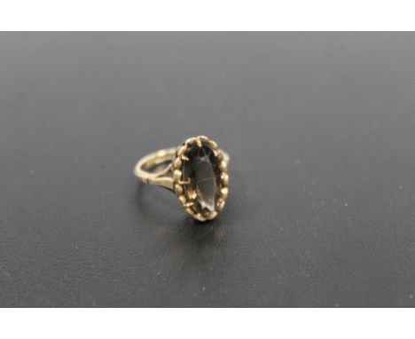 A 9CT GOLD SMOKY QUARTZ DRESS RING  approx weight 3.1g 