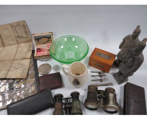 A SMALL TRAY OF COLLECTABLE'S TO INCLUDE BINOCULARS, CHINESE TERRACOTTA ARMY FIGURES ETC. WITH A FOLDER OF COINS  