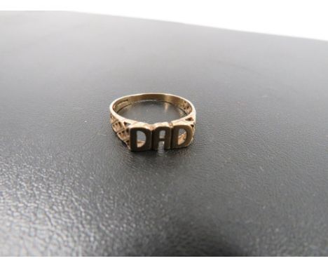  A HALLMARKED 9 CARAT GOLD "DAD" RING approx weight 2g 