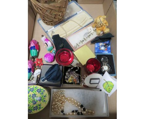 A TRAY OF COSTUME JEWELLERY AND COLLECTABLE'S TO INCLUDE A BRASS SNUFF BOX ETC  