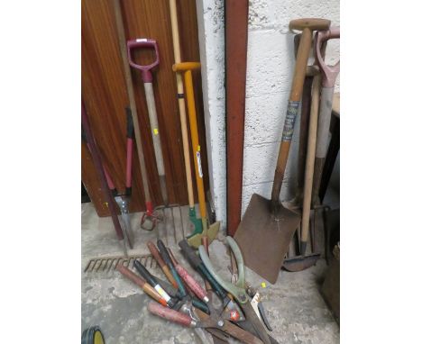 A SELECTION OF GARDEN TOOLS