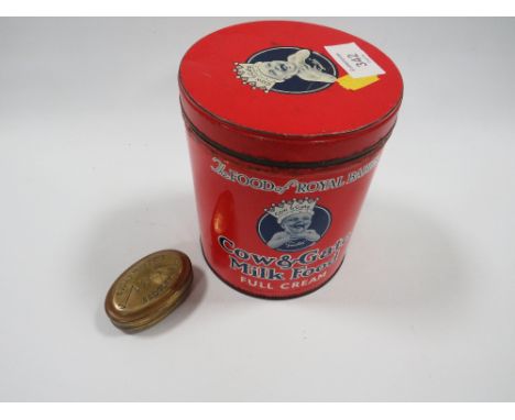 A BRASS SNUFF BOX DATED SEDGLEY 1904 E. CARTWRIGHT TOGETHER WITH A TIN OF ASSORTED COINS