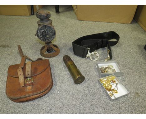 A SELECTION OF MILITARIA TO INCLUDE A VICKERS MACHINE GUN SIEGE LAMP A 1895 BERNDORP GUN SHELL VARIOUS BUTTONS. BOMBARDIER BE