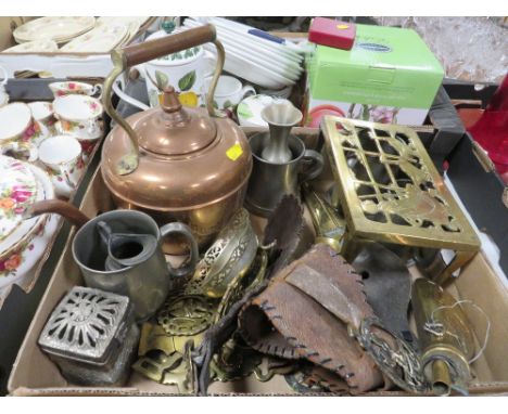 A TRAY OF ASSORTED METAL WARE TO INCLUDE A TRIVET , COPPER KETTLE AND A POWDER FLASK 