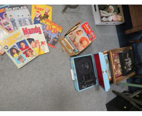 A QUANTITY OF COLLECTABLE'S TO INCLUDE LP RECORDS, BOOKS AND A MODERN PORTABLE RECORD PLAYER 