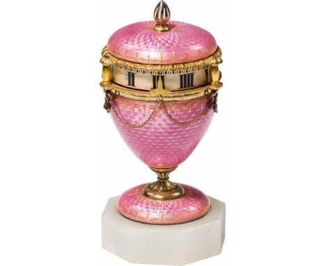Tischuhr in der Art von FabergéÖsterreich, 20. Jahrhundert Silber, vergoldet, emailliert; Kronenaufzug; Silber reich guilloch