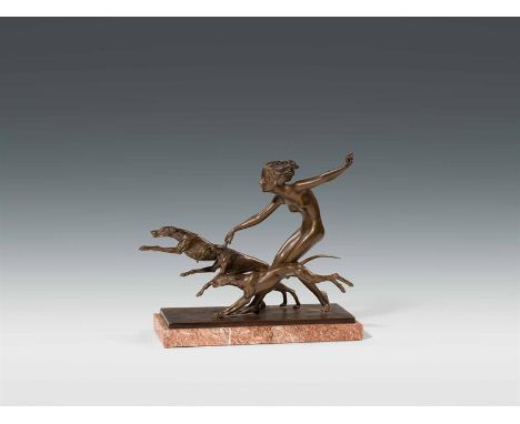 Josef LorenzlJägerinWien, um 1925Bronze, patiniert; auf der Plinthe signiert "LORENZL"; Marmorsockel33,2 x 35,5 x 15,8 cm (in