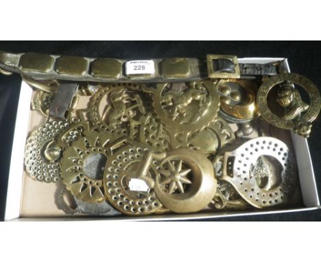 A quantity of assorted vintage horse brasses 