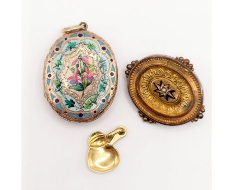 A late 19th/early 20th century yellow metal and pearl memorial brooch, a yellow metal locket and a pendant (3)