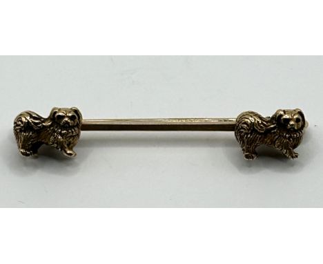 A 15ct gold bar brooch, applied two Pekingese dogs, named on the bar Banjo and Di, 10.0 g, 5 cm wide