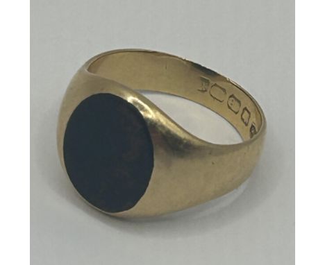 An 18ct gold and hardstone signet ring, 7.7 g (all in)Ring size R, General wear due to continuous use