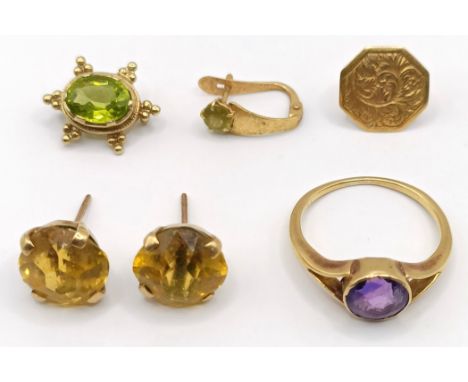 A yellow metal and amethyst ring, ring size I, a peridot pendant, a pair of yellow stone stud earrings, a single earring, and
