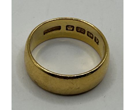 A 22ct gold wedding band, ring size K, 6.3 g