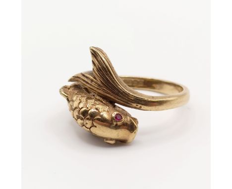A 9ct gold ring, in the form of a fish, 5.6 gThe Ring size is R