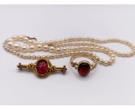 A 9ct gold and cabochon cut garnet ring, a red paste and yellow metal bar brooch and a cultured pearl necklace (3)