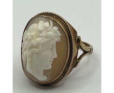 A 9ct gold and cameo ring, decorated a portrait, ring size L