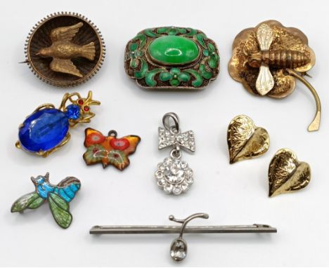 A silver, green stone and enamel brooch, and assorted jewellery (10)