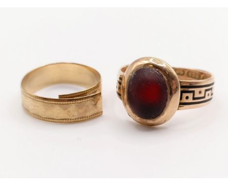 A 15ct gold and cabochon cut garnet ring, ring size P, and a 9ct gold wedding band, cut, 2.3 g (2)