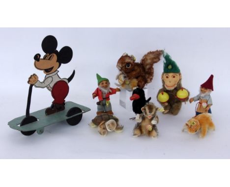 LOT SPIELZEUG7 Steifftiere, Affe mit Bewegungsmechanismus und Micky Maus auf Roller.