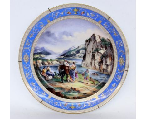 BILDTELLERHelena Wolfsohn, Dresden um 1900 Grosser Wandteller mit goldstaffierter Fahne auf blauem Fond. Im Spiegel polychrom
