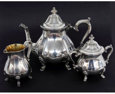 KAFFEESERVICEInternational Silver Company, USA Modell "Chippendale". Versilbert. 3 Teile, bestehend Teekanne, Zuckerdose und 