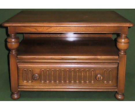 Ercol Warwick oak coloured single drawer side cabinet with corner leaf to back. Approx. 49 x 74 x 47cms
reasonable used condi